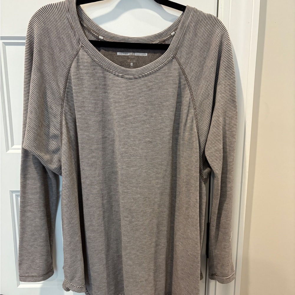 TOMMY HILFIGER LONG SLEEVE TEE
🟣2/$10